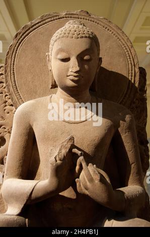 Erhabener Buddha aus dem 5. Jahrhundert aus Ostindien (Sarnath) im Britischen Museum. Diese Sandsteinstatue von Shakyamuni zeigt ihn auf einem lio sitzen Stockfoto