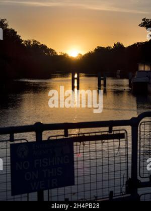 Abingdon-on-Thames behauptet, die älteste Stadt in England zu sein. Und die Themse fließt durch ihr Herz. In dieser idyllischen Szene sehen wir einen erholsamen Blick Stockfoto