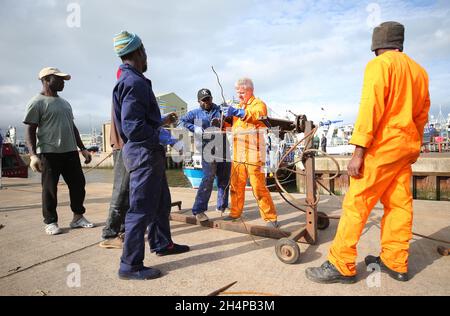 Fischermänner bereiten ihre Netze und Boote vor, bevor sie vom Kilkeel Harbour in Co. Down, Nordirland, ins Meer fahren Stockfoto