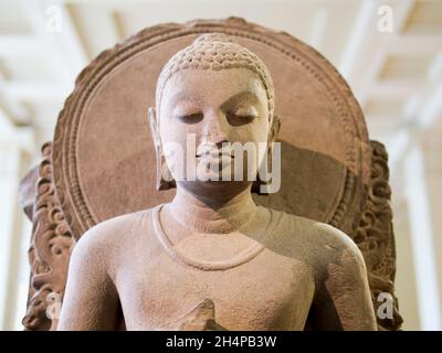 Erhabener Buddha aus dem 5. Jahrhundert aus Ostindien (Sarnath) im Britischen Museum. Diese Sandsteinstatue von Shakyamuni zeigt ihn auf einem lio sitzen Stockfoto