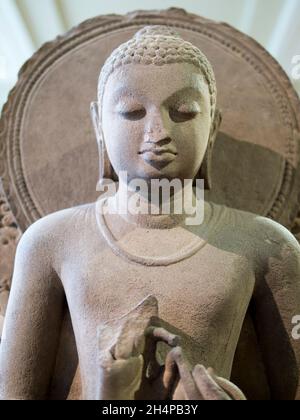 Erhabener Buddha aus dem 5. Jahrhundert aus Ostindien (Sarnath) im Britischen Museum. Diese Sandsteinstatue von Shakyamuni zeigt ihn auf einem lio sitzen Stockfoto