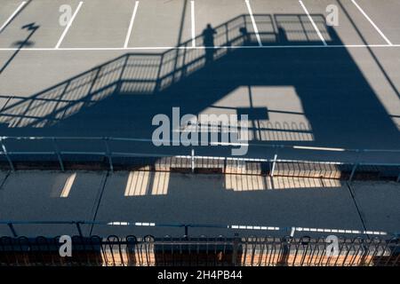 Hier, von der Fußgängerbrücke über die Gleise, sehen wir den Schatten des ITS, zusammen mit dem des Fotografen, am Radley Bahnhof. Es ist ein Stockfoto