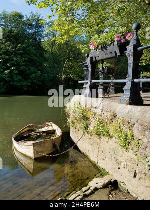 Saint Helen's Wharf ist ein bekannter Schönheitsort an der Themse, direkt oberhalb der mittelalterlichen Brücke bei Abingdon-on-Thames. Hier sehen wir einen versunkenen rowin Stockfoto