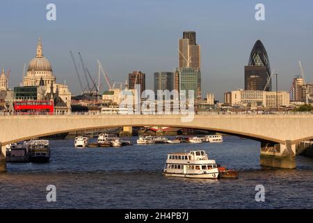 Hier sehen wir den Blick vom Waterloo Embankment auf die Themse zur Waterloo Bridge, Blackfrairs Bridge, St Paul's Cathedral und weiter nach The sk Stockfoto