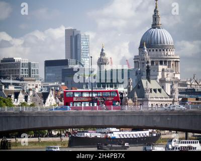 Hier sehen wir den Blick vom Waterloo Embankment, die Themse hinauf zur Waterloo Bridge und darüber hinaus zur St Paul's Cathedral und den Wolkenkratzern des C Stockfoto