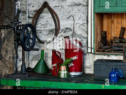 Beamish Museum Zeche Bahnlok Schuppen mit typischen Werkbank, Schmierstoffe und Werkzeuge bereit für den Einsatz. Stockfoto