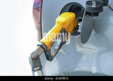 Tankpistole im Tank des Autos, während das Auto mit Benzin Kraftstoff, an der Tankstelle Konzept von Service und Kraftstoff betanken. Nahaufnahme. Stockfoto
