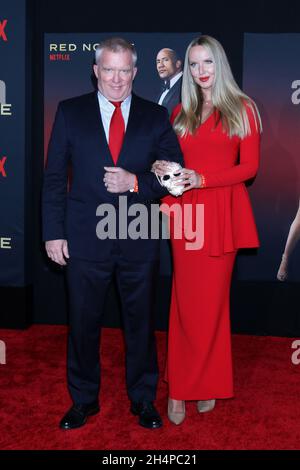 LOS ANGELES - NOV 3: Anthony Michael Hall, Lucia Oskerova bei der Red Notice Weltpremiere in LA Live am 3. November 2021 in Los Angeles, CA Stockfoto