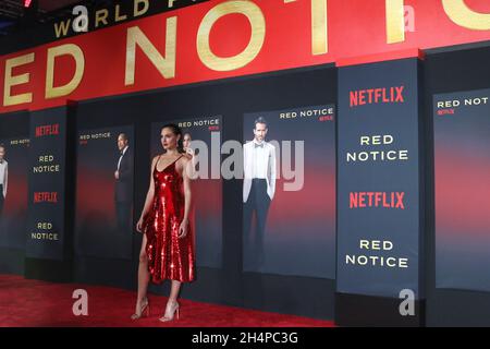 LOS ANGELES - NOV 3: Gal Gadot bei der Red Notice Weltpremiere in LA Live am 3. November 2021 in Los Angeles, CA Stockfoto