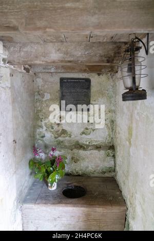 The Lost Gardens of Heligan, Cornwall, Großbritannien; The Thunderbox Room (Toilette), in dem Gärtner ihren Namen unterschrieben haben, als sie 1914 in den Krieg gingen. Stockfoto