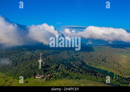 Hoherodskopf im Vogelsberg aus der Luft | Luftaufnahme des Vogelsberg in Hessen (Deutschland) Stockfoto