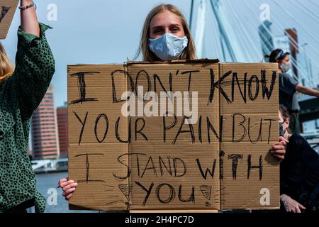 Rotterdam, Niederlande. Black Lives Mstter Demonstration in Down Town Erasmusbrug, um gegen Polizeigewalt und Rassismus zu protestieren, ausgelöst durch die Toten von George Floyd eine Woche zuvor. Juni 3, 2020 Stockfoto