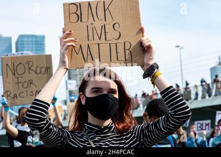 Rotterdam, Niederlande. Black Lives Mstter Demonstration in Down Town Erasmusbrug, um gegen Polizeigewalt und Rassismus zu protestieren, ausgelöst durch die Toten von George Floyd eine Woche zuvor. Juni 3, 2020 Stockfoto