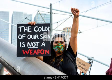 Rotterdam, Niederlande. Black Lives Mstter Demonstration in Down Town Erasmusbrug, um gegen Polizeigewalt und Rassismus zu protestieren, ausgelöst durch die Toten von George Floyd eine Woche zuvor. Juni 3, 2020 Stockfoto