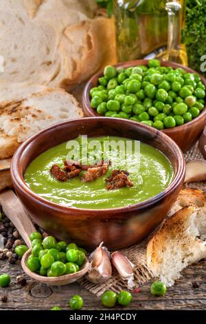 Potage Suppe aus frischen heimischen Erbsen mit Gewürzen Stockfoto