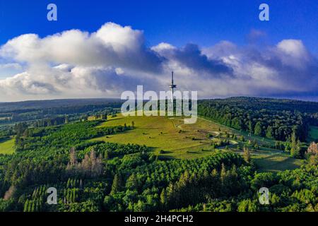 Hoherodskopf im Vogelsberg aus der Luft | Luftaufnahme des Vogelsberg in Hessen (Deutschland) Stockfoto