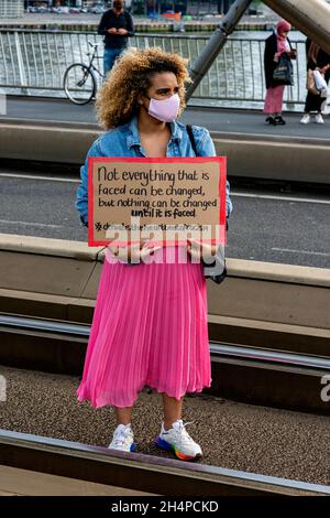 Rotterdam, Niederlande. Black Lives Mstter Demonstration in Down Town Erasmusbrug, um gegen Polizeigewalt und Rassismus zu protestieren, ausgelöst durch die Toten von George Floyd eine Woche zuvor. Juni 3, 2020 Stockfoto