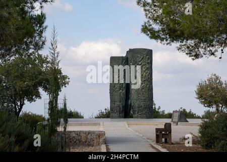 Judäa-Gebirge, Israel - 10. Oktober 2021: Das bronzene Holocaust-Mahnmal der „Feuerrolle“ in den Judäa-Bergen in der Nähe von Jerusalem, Israel. Stockfoto