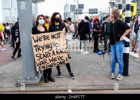 Rotterdam, Niederlande. Black Lives Mstter Demonstration in Down Town Erasmusbrug, um gegen Polizeigewalt und Rassismus zu protestieren, ausgelöst durch die Toten von George Floyd eine Woche zuvor. Juni 3, 2020 Stockfoto