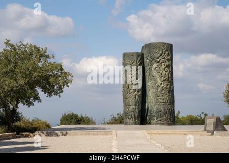 Judäa-Gebirge, Israel - 10. Oktober 2021: Das bronzene Holocaust-Mahnmal der „Feuerrolle“ in den Judäa-Bergen in der Nähe von Jerusalem, Israel. Stockfoto