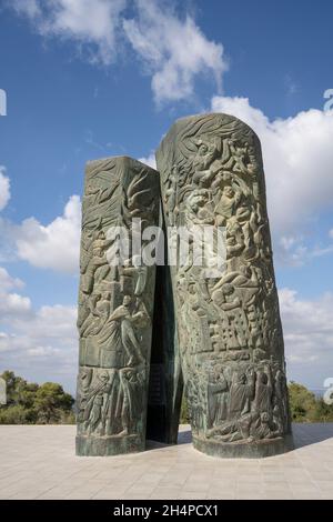 Judäa-Gebirge, Israel - 10. Oktober 2021: Das bronzene Holocaust-Mahnmal der „Feuerrolle“ in den Judäa-Bergen in der Nähe von Jerusalem, Israel. Stockfoto