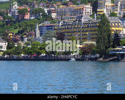 MONTREUX, SCHWEIZ am 2017. JULI: Hotels am Genfer See und in der europäischen Stadt im Kanton Waadt, klarer blauer Himmel an warmen sonnigen Sommertagen. Stockfoto
