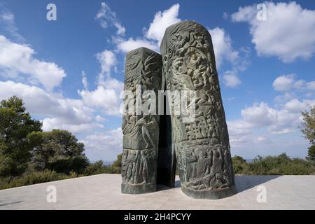 Judäa-Gebirge, Israel - 10. Oktober 2021: Das bronzene Holocaust-Mahnmal der „Feuerrolle“ in den Judäa-Bergen in der Nähe von Jerusalem, Israel. Stockfoto