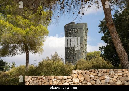 Judäa-Gebirge, Israel - 10. Oktober 2021: Das bronzene Holocaust-Mahnmal der „Feuerrolle“ in den Judäa-Bergen in der Nähe von Jerusalem, Israel. Stockfoto