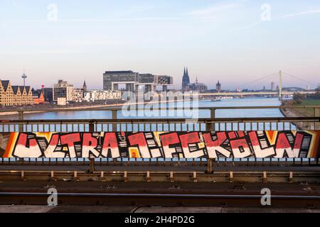 Blick von der Südbrücke auf den Rheinauer Hafen mit den Kranichhäusern und auf den Dom, Köln, Deutschland. Blick von der Südbrücke zum Rheinauha Stockfoto