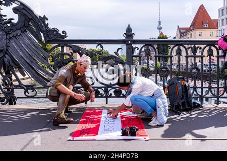 Berlin, Deutschland. Ehepaar bereitet vor der Anti-Corona-Demonstration am 29. August 2020 ein Protestschild vor, das sich gegen die Maßnahmen der Regierung zur Kontrolle des Virus und der Bevölkerung stellt. Stockfoto