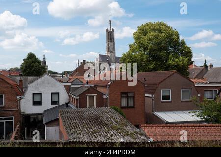 Hulst, Niederlande, 20. Juni 2020, Blick über die Dächer der Basilika Sint-Willibrordus, einer Basilika in der befestigten Stadt Hulst. Stockfoto