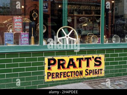 Kaufen Sie Gebäude in der wunderbaren Stadt aus dem 20. Jahrhundert im Beamish Museum ein - im Garagenfenster. Stockfoto