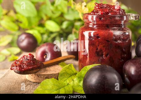 Köstliche Obstmarmelade aus biologischem, frischem Obst Stockfoto