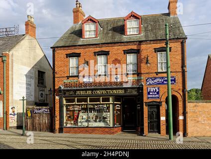 Kaufen Sie Gebäude in der wunderbaren Stadt aus dem 20. Jahrhundert im Beamish Museum ein - Konditoreien, Schaufenster und Schaufenster. Stockfoto