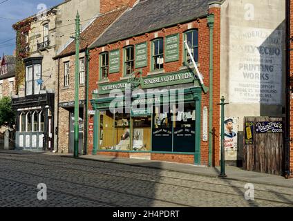 Kaufen Sie Gebäude in der wunderbaren Stadt aus dem 20. Jahrhundert im Beamish Museum ein - Zeitungsbüro und Pub-Geschäfte. Stockfoto