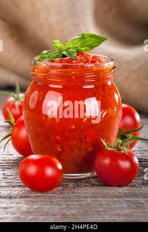 Tomatenpüree aus lokalen und frischen Tomaten mit Minze zubereitet Stockfoto