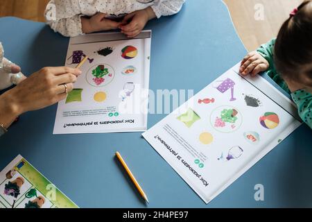 Kinderhände mit Zeichnungen und Buntstiften Stockfoto