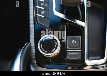 Detail des modernen Innenraum, Schalthebel, Automatik-Getriebe in teures Auto Stockfoto