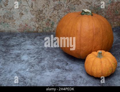 Kürbisse auf altem Steintisch Stockfoto