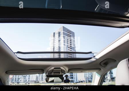 Panoramadach, Armaturenbrett. Der Blick vom leeren Kofferraum mit gefalteten Rücksitzen. Stockfoto