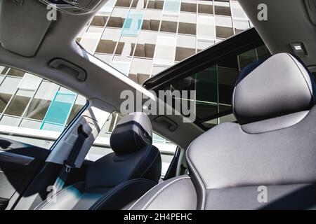 Panoramadach, Armaturenbrett. Der Blick vom leeren Kofferraum mit gefalteten Rücksitzen. Stockfoto