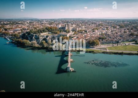 Luftaufnahme der Altstadt von Avignon, Le Pont Saint Benezet und des Papstpalastes in Avignon, Frankreich Stockfoto