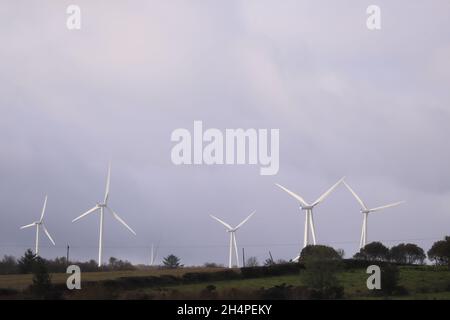 Windturbinen auf Ackerland in Co. Derry, Nordirland. Um die CO2-Emissionen zu reduzieren, nutzen Großbritannien und die Regierungen Wind- und Solarenergie. Stockfoto