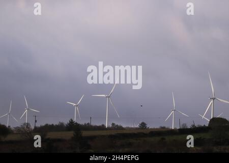 Windturbinen auf Ackerland in Co. Derry, Nordirland. Um die CO2-Emissionen zu reduzieren, nutzen Großbritannien und die Regierungen Wind- und Solarenergie. Stockfoto