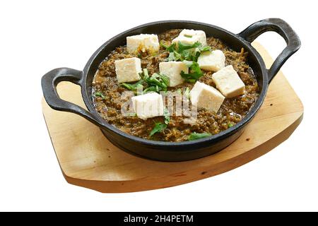 In einer kleinen Pfanne gebackene Palak Paneer über dem Kopf. Isoliert auf Weiß mit Beschneidungspfad Stockfoto