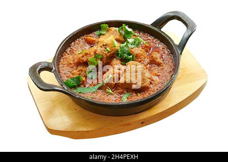 Ein Schuss Lamm-Karahi, das in einer kleinen Pfanne gebacken wurde. Isoliert auf Weiß mit Beschneidungspfad Stockfoto