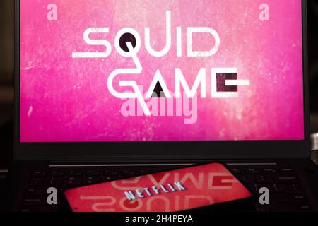 Laptop-Bildschirm zeigt die sehr beliebte koreanische Drama-Serie Squid Spiel auf netflix, die zu einem Bestseller geworden ist, Kryptowährung und wird für eine erneuert Stockfoto