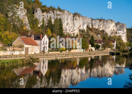 In Merry sur Yonne stehen die Kletterfelsen von Rochers du Saussois über dem Fluss Yonne, Frankreich Stockfoto