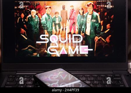 Laptop-Bildschirm zeigt die sehr beliebte koreanische Drama-Serie Squid Spiel auf netflix, die zu einem Bestseller geworden ist, Kryptowährung und wird für eine erneuert Stockfoto