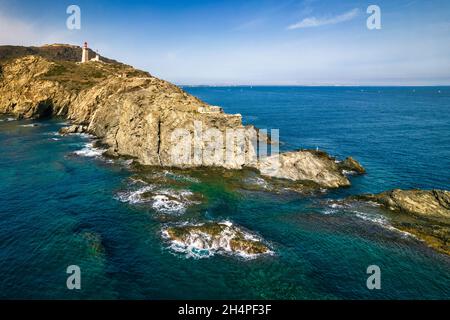 Luftaufnahme des Leuchtturm Cap Bear und der felsigen Küste von Vermeille entlang des Mittelmeers, Frankreich Stockfoto